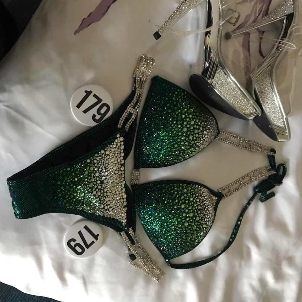 Emerald bikini show suit size small